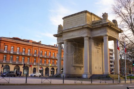 Foto de Alles Forain-Franois Verdier, Toulouse, Francia - Ene. 2020 - Arco triunfal del Monumento a la Guerra en honor de los combatientes de Haute-Garonne, adornado con columnas esculpidas, bajorrelieves - Imagen libre de derechos