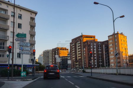 Foto de Toulouse, Francia - Julio 2020 - Vista del atardecer sobre bloques de pisos de gran altura construidos en ladrillo, junto al Canal du Midi, en Saint-Aubin y Dupuy, dos barrios residenciales que se desarrollaron en la década de 1960 - Imagen libre de derechos