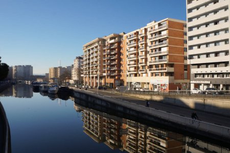 Téléchargez les photos : Toulouse, France - Canal du Midi près du Port Saint-Sauveur, bordé de bâtiments des quartiers Le Busca et Cte Pave - en image libre de droit
