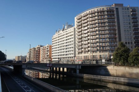 Téléchargez les photos : Toulouse, France - Canal du Midi près du Port Saint-Sauveur, bordé de bâtiments des quartiers Le Busca et Cte Pave - en image libre de droit