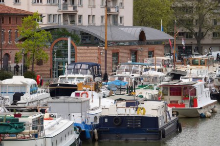 Téléchargez les photos : Toulouse, France - avr. 2023 - Canal du Midi passant par le port de plaisance de Port Saint-Sauveur, quartier résidentiel avec immeubles d'habitation au bord de l'eau, à la jonction des quartiers de Busca et Dupuy - en image libre de droit