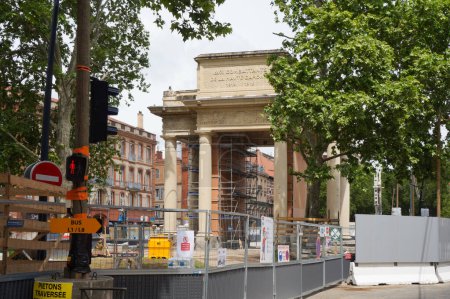Foto de Alles Forain-Franois Verdier, Toulouse, Francia - Ene. 2020 - Arco triunfal del Monumento a la Guerra en honor de los combatientes de Haute-Garonne, adornado con columnas esculpidas, bajorrelieves - Imagen libre de derechos