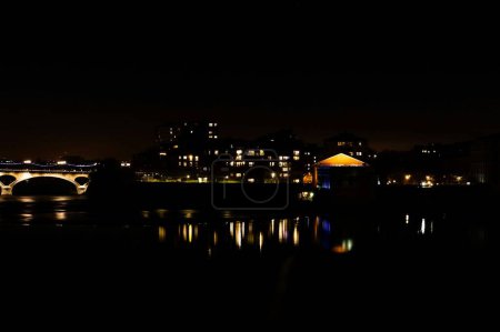 Foto de Patrimonio de la Humanidad por la UNESCO en Toulouse, Francia: plano nocturno del antiguo caserío "Htel-Dieu Saint-Jacques", con la fachada iluminada del siglo XVIII junto al río Garona, y el puente Pont-Neuf - Imagen libre de derechos