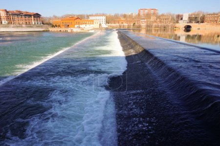 Foto de Cascada y espuma blanca con el río Garona fluyendo en el vado de Bazacle; un vertedero / alféizar se construye en este sitio geológico de Toulouse, Francia, ahora explotado con una central hidroeléctrica - Imagen libre de derechos
