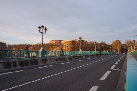 Téléchargez les photos : Pont poutre Pont Saint-Pierre à Toulouse, France, qui traverse la Garonne, vu de la promenade du bord de la rivière de Port Viguerie près des quartiers de Bazacle et Daurade - en image libre de droit