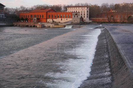 Téléchargez les photos : Toulouse, France - Feb. 2020 - The museum of Bazacle Cultural Centre, former facilities of a hydroelectric dam exploited by EDF (French electricity company), located by ford on the River Garonne - en image libre de droit