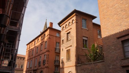 Téléchargez les photos : Rue historique dans le centre de Toulouse, dans le sud de la France - en image libre de droit