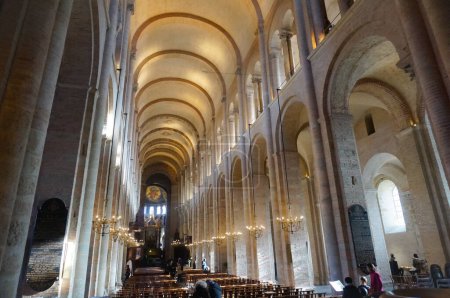 Téléchargez les photos : Toulouse, France - Déc. 2019 - Patrimoine mondial de l'UNESCO : nef voûtée en berceau ensoleillée à l'intérieur lumineux et vaste de la basilique Saint-Sernin, plus grande église romane d'Europe - en image libre de droit