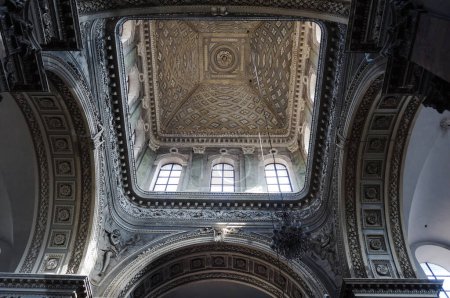 Téléchargez les photos : Toulouse, France - March 2020 - Low angle view of the richly worked baroque dome of Saint Peter of the Carthusian monastery (Saint-Pierre des Chartreux), featuring sculpted archs and ceilings - en image libre de droit