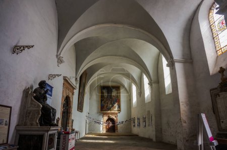 Téléchargez les photos : Toulouse, France -March 2020- Entrance hall of the baroque church of Saint Peter of the Carthusian monastery (Saint-Pierre des Chartreux), decorated with two paintings and featuring a vaulted ceiling - en image libre de droit