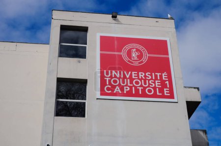 Téléchargez les photos : Toulouse, France - Mars 2020 - Bâtiment et logo rouge de l'Université Toulouse 1- Capitole, l'une des plus anciennes universités d'Europe, fondée en 1229 et spécialisée en sciences sociales - en image libre de droit