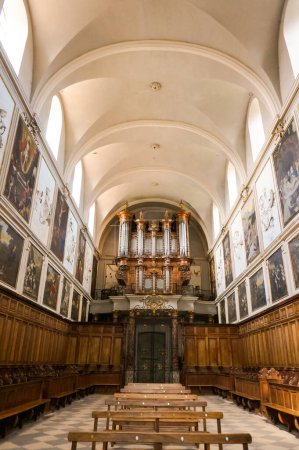 Foto de Toulouse, France - March 2020 - Paintings, benches and grandstand organ in the wooden choir stalls inside the baroque church of Saint-Pierre des Chartreux (Saint Peter of the Carthusian monastery - Imagen libre de derechos