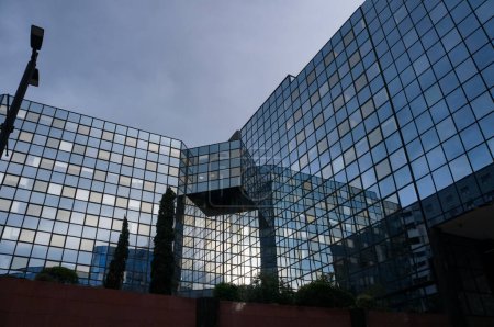 Téléchargez les photos : Toulouse, France - Avril 2023 - Vue de nuit avec les façades vitrées de l'immeuble de bureaux qui surplombe le centre commercial Espace Reflets, dans le quartier d'affaires moderne Compans-Caffarelli - en image libre de droit