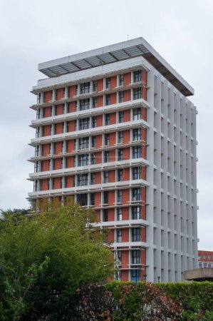 Foto de Toulouse, Francia - Marzo 2023 - Una torre de oficinas en la "Cite administrative", un complejo administrativo que reúne servicios estatales y prefectoriales como la oficina de impuestos, en el Arsenal, distrito de Compans - Imagen libre de derechos