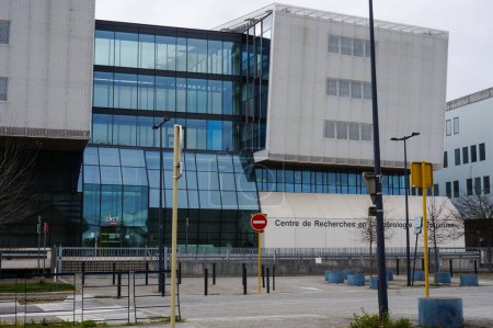 Téléchargez les photos : Toulouse, France -March 2020- Front of the Cancer Research Center of Toulouse (CRCT) in the Oncopole, jointly run by the CNRS, INSERM and Paul Sabatier University within the Cancer Bio Sant Cluster - en image libre de droit