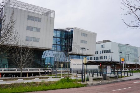 Foto de Toulouse, France -March 2020- Front of the Cancer Research Center of Toulouse (CRCT) in the Oncopole, jointly run by the CNRS, INSERM and Paul Sabatier University within the Cancer Bio Sant Cluster - Imagen libre de derechos