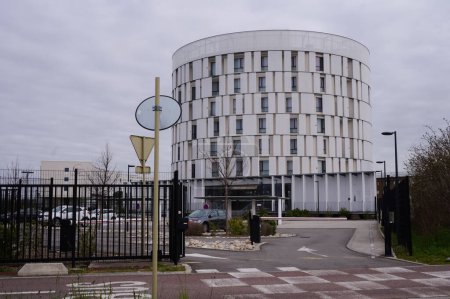 Téléchargez les photos : Toulouse, France - Mars 2020 - Bâtiment cylindrique de l'hôtel Mercure situé sur le campus de l'Oncopole Cancer Bio Sante Cluster, un espace de recherche de renommée mondiale coordonné par la Métropole - en image libre de droit