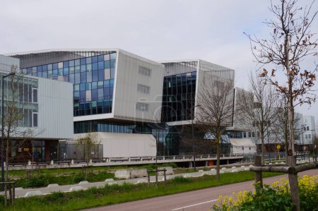 Téléchargez les photos : Toulouse, France -March 2020- Front of the Cancer Research Center of Toulouse (CRCT) in the Oncopole, jointly run by the CNRS, INSERM and Paul Sabatier University within the Cancer Bio Sant Cluster - en image libre de droit