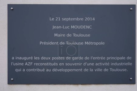 Foto de Toulouse, Francia - Marzo 2020 - Placa conmemorativa que marca la inauguración del memorial AZF por Jean-Luc Moudenc, alcalde de Toulouse, 13 años después de la trágica explosión del 21 de septiembre de 2001 - Imagen libre de derechos