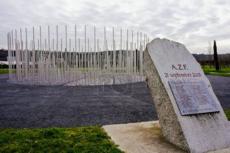 Foto de Toulouse, Francia - Marzo 2020 - Monumento al Monumento a la AZF: presenta una piedra conmemorativa en memoria de las víctimas y una instalación hecha de tubos metálicos que marcan el lugar del cráter de explosión - Imagen libre de derechos