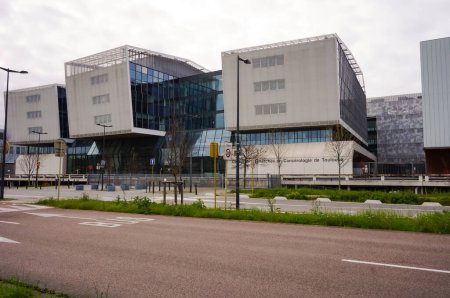 Foto de Toulouse, France -March 2020- Front of the Cancer Research Center of Toulouse (CRCT) in the Oncopole, jointly run by the CNRS, INSERM and Paul Sabatier University within the Cancer Bio Sant Cluster - Imagen libre de derechos