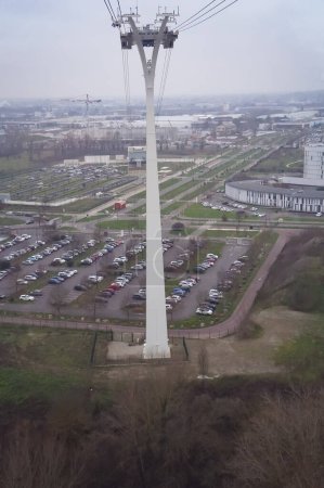 Téléchargez les photos : Toulouse, France - June 4, 2023 - The tallest, 70 m-high steel pylon of Tlo cable car; it supports the ropeway for over 1 km, from the slope of Pech-David Hill to the other bank of the River Garonne - en image libre de droit