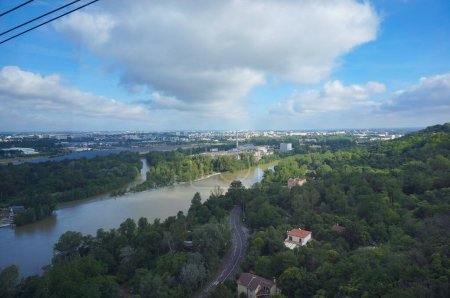 Foto de Toulouse, Francia - 4 de junio de 2023 - Vista panorámica desde el tranvía del cielo de Teleo sobre el río Garona; la carretera Chemin des Etroits corre a lo largo de la orilla en Pech-David Hillside; enfrente, Empalot y La Plaine - Imagen libre de derechos