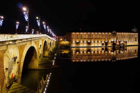 Foto de UNESCO World Heritage Site in Toulouse, France : night view of the former poorhouse "Htel-Dieu Saint-Jacques", featuring an illuminated 18th-century facade by the River Garonne, and La Grave Chapel - Imagen libre de derechos