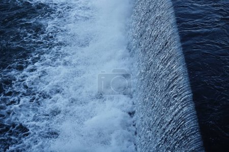 Téléchargez les photos : Toulouse, France - Waterfall producing white foam and whirlpool on the river Garonne, downstream the bridge Pont Saint-Pierre, seen from Viguerie Passerelle, in Saint-Cyprien district - en image libre de droit