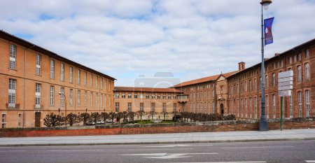 Téléchargez les photos : Toulouse, France - Mars 2020- L'Hôtel-Dieu Saint-Jacques, bâtiment en brique classé au patrimoine mondial de l'UNESCO abritant le siège du CHU de Toulouse et un musée de médecine - en image libre de droit