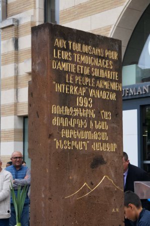 Foto de Toulouse, Francia - 23 de abril de 2023 - Un khachkar en la plaza Armenia, ofrecido por la comunidad armenia a los Toulousianos por su solidaridad, en memoria del genocidio de 1915 por los turcos otomanos - Imagen libre de derechos
