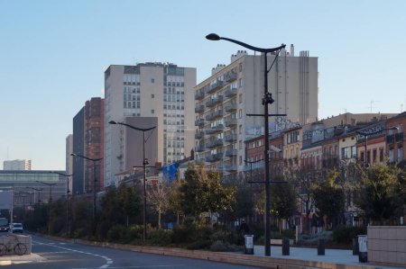 Téléchargez les photos : Toulouse, France - 1er février 2023 - Bâtiments résidentiels ou de bureaux de grande hauteur sur les Ramblas d'Alles Jean Jaurs : c'est l'une des rues les plus larges de France et l'une des artères principales de la ville - en image libre de droit