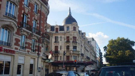Foto de Toulouse, Francia - Abril 2019 - Un ladrillo y un elegante edificio de apartamentos de estilo haussmaniano en la intersección de Boulevard de Bonrepos y Bayard Street, en el barrio de la estación de Matabiau - Imagen libre de derechos