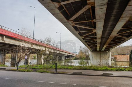 Téléchargez les photos : Bottom view of the prestressed concrete beams and piers of Pont d'Empalot, a girder bridge in Toulouse, France, crossing the River Garonne and supporting the six-lane express way of Toulouse ring road - en image libre de droit
