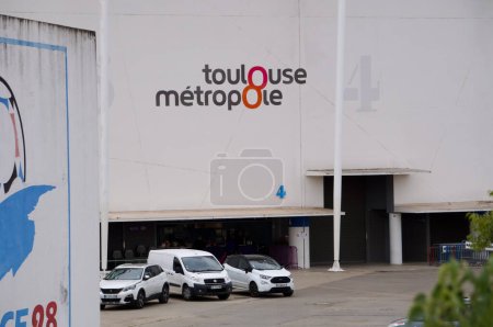 Téléchargez les photos : Toulouse, France - Mai 2023 - Une des entrées du Stade de Toulouse, où joue le Toulouse Football Club ("Tefece"), et le logo de Toulouse Metropole, propriétaire du complexe sportif - en image libre de droit