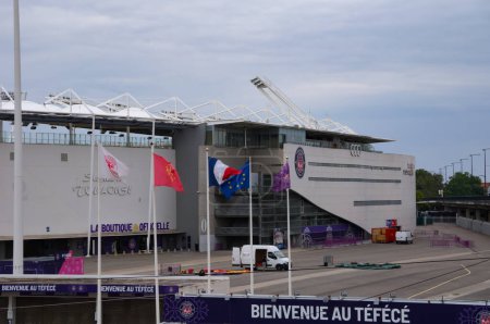 Téléchargez les photos : Toulouse, France - Mai 2023 - Drapeaux devant le Stade de Toulouse, surnommé "petit Wembley" ; c'est le stade où joue le Toulouse Football Club ("Tefece"), vainqueur de la Coupe de France 2023 - en image libre de droit