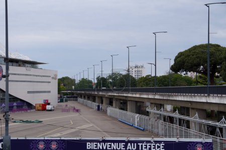 Téléchargez les photos : Toulouse, France - Mai 2023 - Pont Pierre de Coubertin, qui traverse au-dessus de l'île Ramier au-delà du boulevard Rcollets, en passant par le stade de Toulouse, où joue le Toulouse Football Club ("Tefece") - en image libre de droit