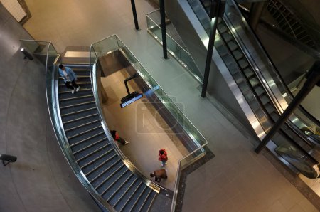 Foto de Toulouse, Francia - Mayo 2023 - Vista superior sobre escaleras mecánicas y escaleras que conducen a las plataformas, dentro de la estación de metro de varios pisos de Saint-Michel-Marcel Langer, en la línea B de la red de metro de Tisso - Imagen libre de derechos