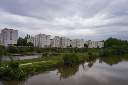 Téléchargez les photos : Toulouse, France - 18 mai 2023 - Immeubles d'habitation sociale sur les rives de la Garonne, au bord de l'eau, dans le quartier résidentiel et populaire d'Empalot, dans le sud de la ville - en image libre de droit