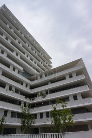Foto de Toulouse, Francia - Mayo 2023 - Detalle de la fachada de Le Belvdre, un edificio de oficinas en el bulevar Rcollets, en Empalot, un ejemplo del Movimiento Moderno de los años 60; se ha añadido una nueva escalera de vidrio - Imagen libre de derechos