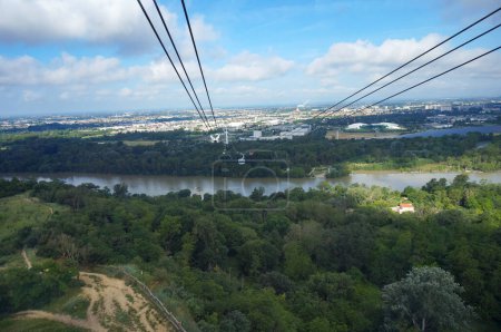 Téléchargez les photos : Toulouse, France - Juin 2023 - Vue panoramique depuis le téléphérique Teleo, qui relie Rangueil, survolant la colline boisée Pech-David et la Garonne, à Oncopole et La Plaine sur la rive opposée - en image libre de droit