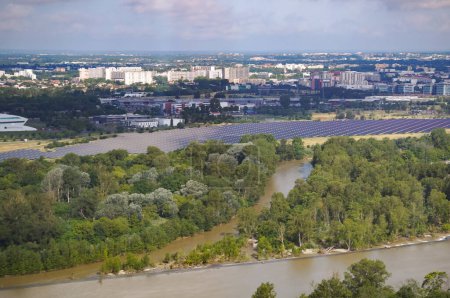 Foto de Toulouse, Francia - 4 de junio de 2023 - Vista aérea desde el teleférico de la isla de Empalot, donde el Garona se divide en dos brazos; en la orilla, la central solar Oncopole es la mayor central urbana de Francia - Imagen libre de derechos