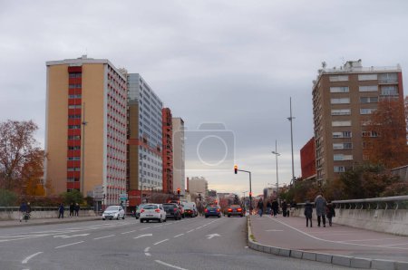 Foto de Toulouse, Francia - dic. 2019- Paisaje urbano en la perspectiva de Marengo Boulevard hacia las Ramblas de los Allees Jean Jaures, bordeado por rascacielos, incluido el Pullman Hotel, y coches en un semáforo - Imagen libre de derechos