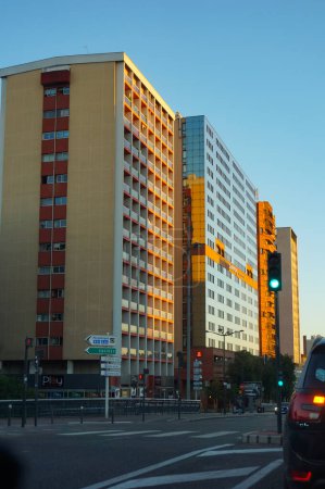 Foto de Toulouse, Francia - Julio 2020 - Edificios de gran altura iluminados por la luz del atardecer, incluyendo un Pullman Hotel con una fachada de cristal, en la calle de Allees Jean-Jaurs, una calle en el centro de la ciudad - Imagen libre de derechos