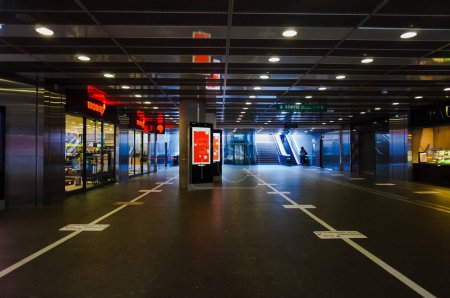 Foto de Toulouse, Francia - Julio 2020 - Salón principal en la madrugada de la estación de metro de Jean Jaures, con pantallas publicitarias, un supermercado Monop 'y otras tiendas, con una moderna iluminación de techo - Imagen libre de derechos
