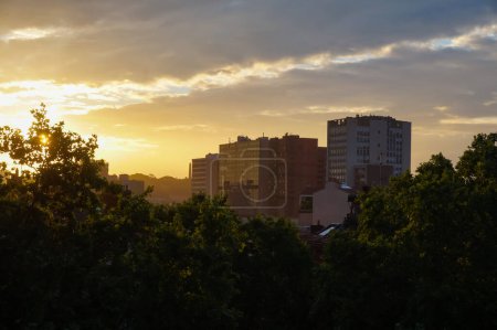 Téléchargez les photos : Toulouse, France - Juin 2021 - Silhouette d'immeubles de grande hauteur sur les Ramblas des Allees Jean Jaures, l'une des rues principales du centre-ville, dans un ciel doré bientôt le matin, à l'aube - en image libre de droit