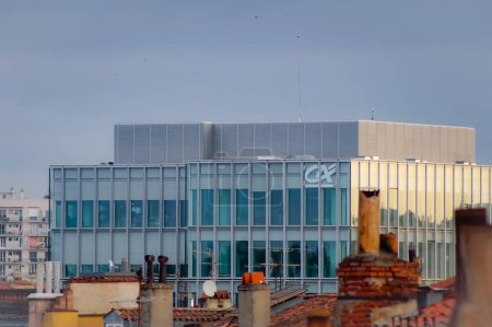Téléchargez les photos : Toulouse, France - Juin 2021 - Vue de Victor Hugo Parking, au-dessus des toits, au-dessus d'un immeuble moderne en verre sur la rue Jean Jaures qui abrite une succursale de la banque française Credit Agricole - en image libre de droit