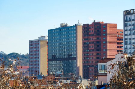 Foto de Toulouse, Francia - Feb. 2023 - Edificios de ladrillo y vidrio de gran altura, incluido el Hotel Pullman Tower, en las "Ramblas" de Allees Jean Jaures, una calle que divide los distritos de Matabiau y Saint-Aubin - Imagen libre de derechos