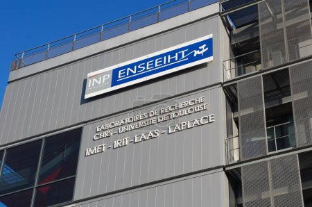 Foto de Toulouse, Francia - Feb. 2023 - Edificio principal de ENSEEIHT (Instituto Politécnico), una escuela de ingeniería en electrónica, hidráulica, tecnología de la información y telecomunicaciones, en el distrito de Dupuy - Imagen libre de derechos