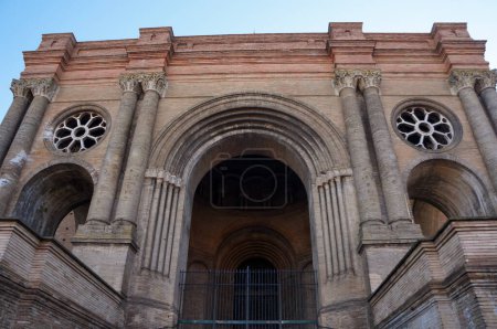Foto de Toulouse, Francia - Feb. 2023 - Fachada y entrada arqueada de la Iglesia de Saint-Aubin, un edificio del siglo XIX que mezcla arte románico, bizantino y gótico, en el distrito de Saint-Aubin-Dupuy - Imagen libre de derechos